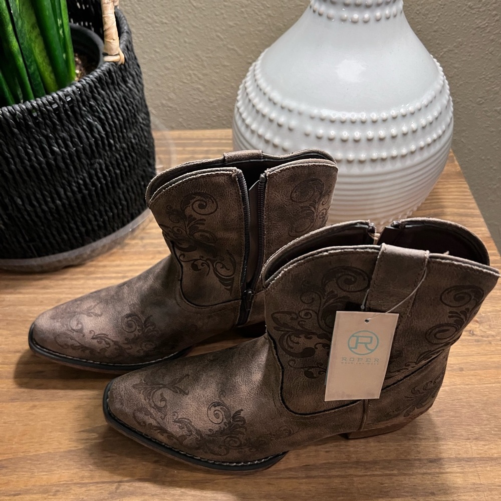 NEW- Woman’s Roper Boots - Size 8.5